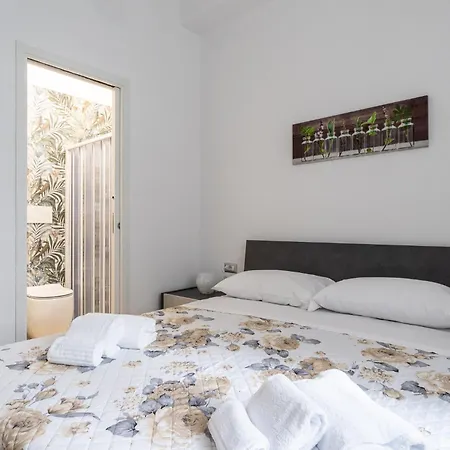 The Queen In By Wonderful Italy