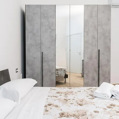 The Queen In By Wonderful Italy