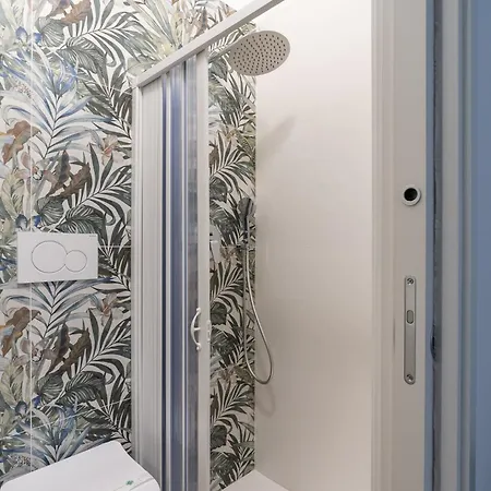 The Queen In By Wonderful Italy